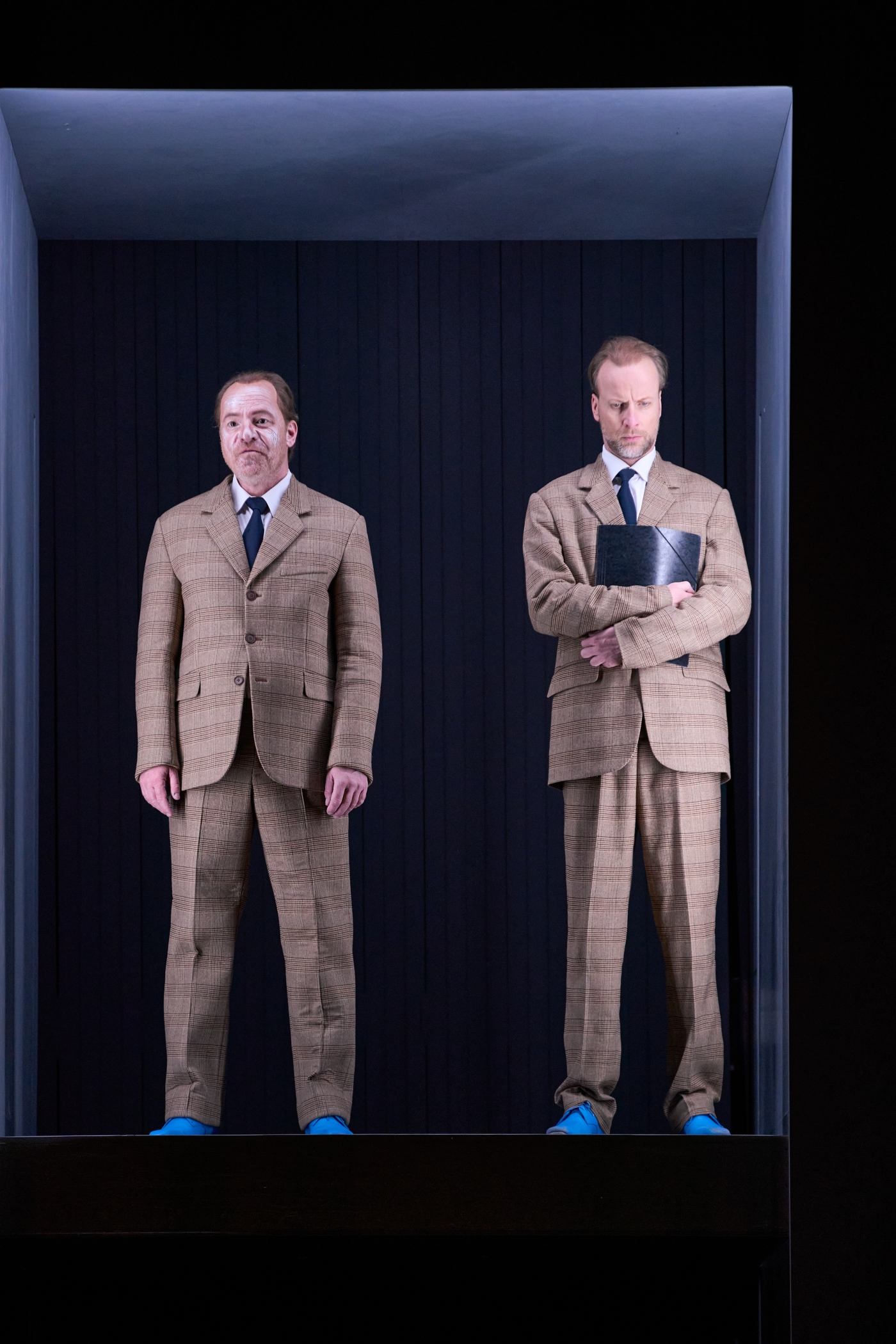 Ergänzt mit einem Paar blauer Schuhe machen Sie dem Protagonisten aus «Der Doppelgänger» Konkurrenz. Die Oper können Sie noch bis im Januar auf der Bühne erleben (Foto: Elmar Witt)